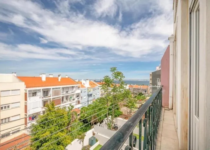Smart Flat River Views & Ntflix By Homeful Homes